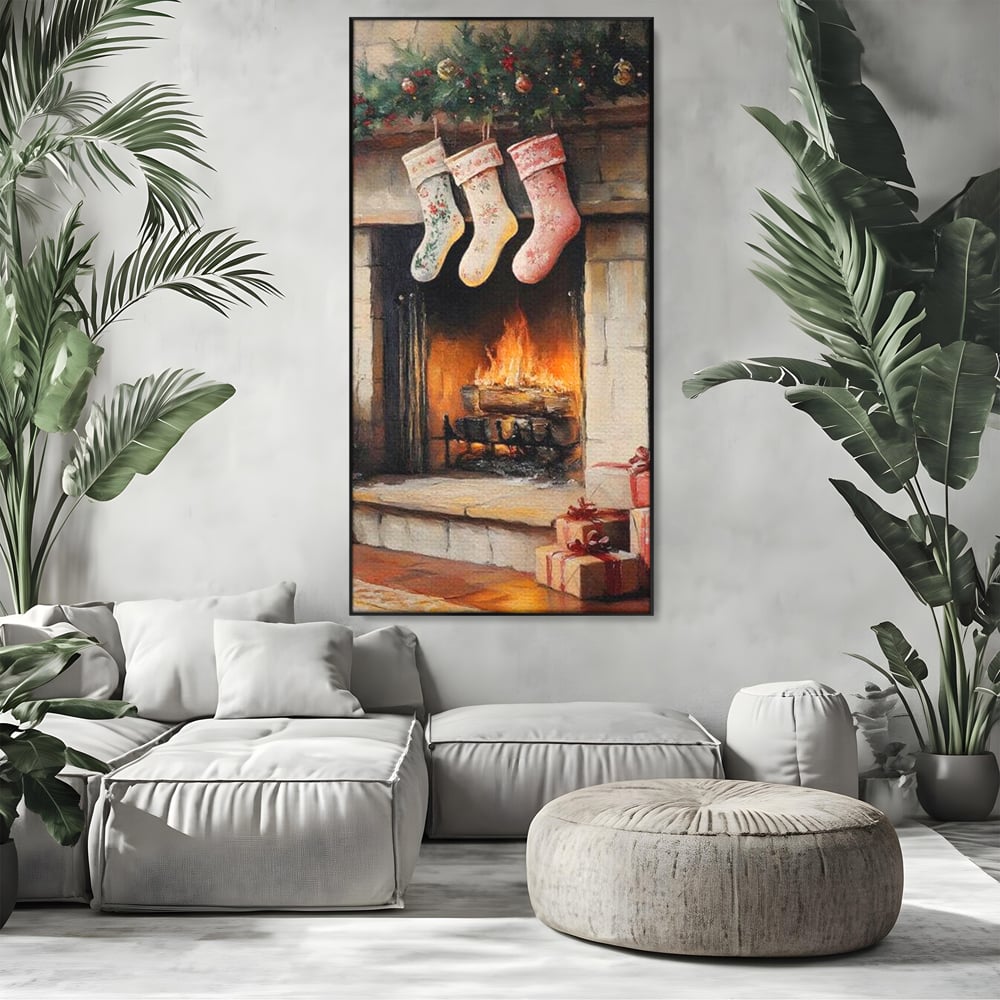 Tablou canvas cu tablou canvas cu semineu si ciorapi de craciun, in rama de aluminiu negru, pe perete intr-un living